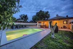 Villa G With Pool in Barban