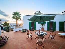 Spacious Holiday Home in La Oliva