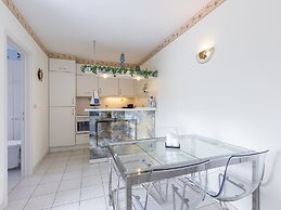 Spacious Apartment With Terrace