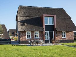 Beautiful Villa With Jacuzzi on the Tjeukemeer