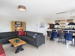 Beautiful Villa With Jacuzzi on the Tjeukemeer