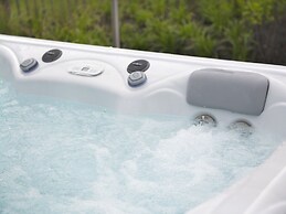 Beautiful Villa With Jacuzzi on the Tjeukemeer
