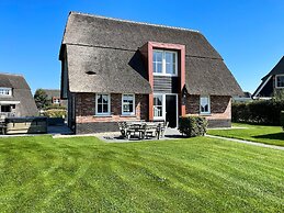 Beautiful Villa With Jacuzzi on the Tjeukemeer