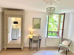 Spacious Apartment With Garden