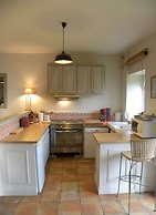 Spacious Apartment With Garden