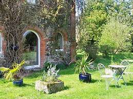 Spacious Apartment With Garden