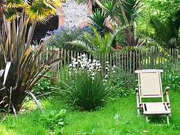 Spacious Apartment With Garden