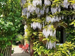 Spacious Apartment With Garden
