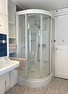 Spacious Apartment With Garden