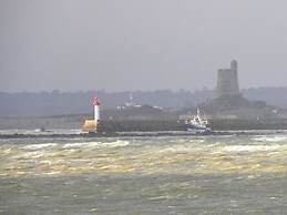 Spacious Apartment With Garden