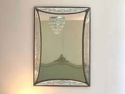 Spacious Apartment With Garden