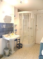 Spacious Apartment With Garden