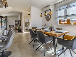 Modern Home With Swimming Pool and Wellness