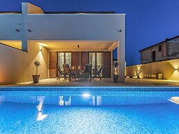 Modern Home With Swimming Pool and Wellness