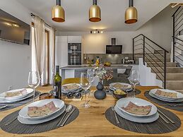 Modern Home With Swimming Pool and Wellness