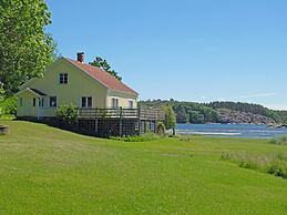 Seaside Cottage With Balcony and Grill