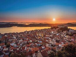 Apartment Niko - Two Bedroom Apartment With Swimming Pool