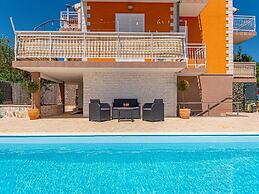 Apartment Niko - Two Bedroom Apartment With Swimming Pool