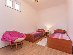 Apartment Niko - Two Bedroom Apartment With Swimming Pool