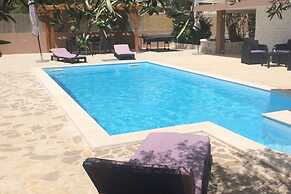 Apartment Niko - Two Bedroom Apartment With Swimming Pool