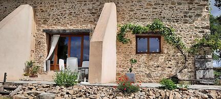 Quiet Renovated Holiday Home With Swimming Pool