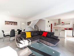 Beautiful Holiday Home With Garden