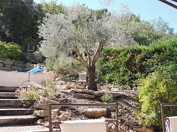 Pretty Holiday Home Near the Centre of Buisson