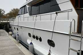Attractive Yacht With Roof Terrace