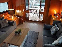 Attractive Yacht With Roof Terrace