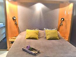 Attractive Yacht With Roof Terrace