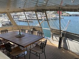 Attractive Yacht With Roof Terrace