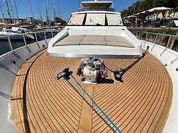 Attractive Yacht With Roof Terrace
