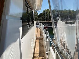 Attractive Yacht With Roof Terrace