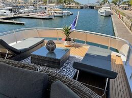 Attractive Yacht With Roof Terrace