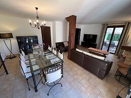 Beautiful Villa Near Village des Vans