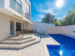 Ema With Pool & Sauna