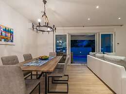 Ema With Pool & Sauna