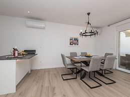 Ema With Pool & Sauna