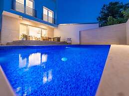 Ema With Pool & Sauna