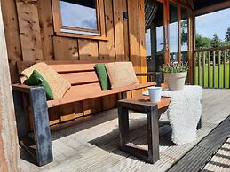 Cozy Lodge With hot tub in Drenthe