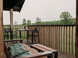 Cozy Lodge With hot tub in Drenthe