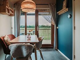 Cozy Lodge With hot tub in Drenthe
