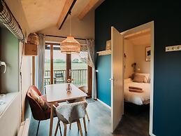 Cozy Lodge With hot tub in Drenthe