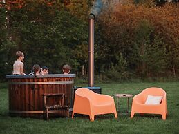 Cozy Lodge With hot tub in Drenthe