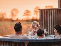 Cozy Lodge With hot tub in Drenthe