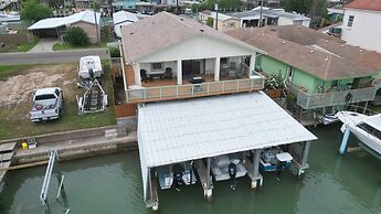 Fish Crazy House 3 Bedroom Condo by RedAwning