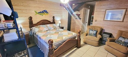 Fish Crazy House 3 Bedroom Condo by RedAwning