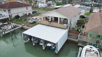 Fish Crazy House 3 Bedroom Condo by RedAwning