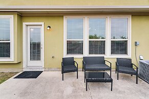 Pet-friendly Irving Townhome w/ Patio + Grill!