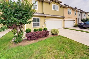 Pet-friendly Irving Townhome w/ Patio + Grill!